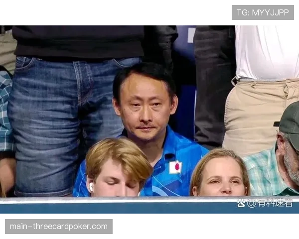 镜头聚焦：目睹球队出局后，看台上一位小球迷的泪水与父亲的拥抱