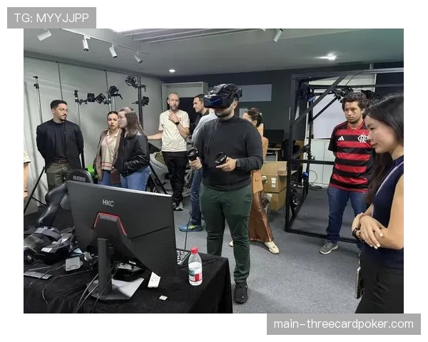 特写：伤病球员通过球队定制VR系统，在康复期间进行沉浸式战术演练和场景记忆